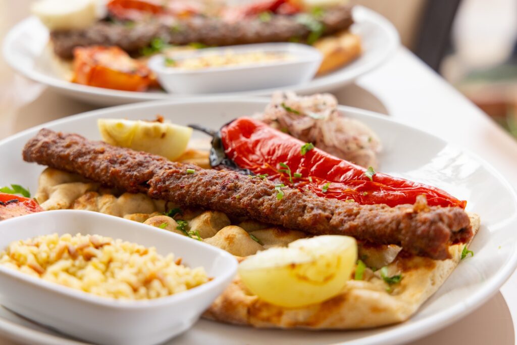 typisch türkisches essen - Kebab-Spiess mit Fladenbrot und Reis