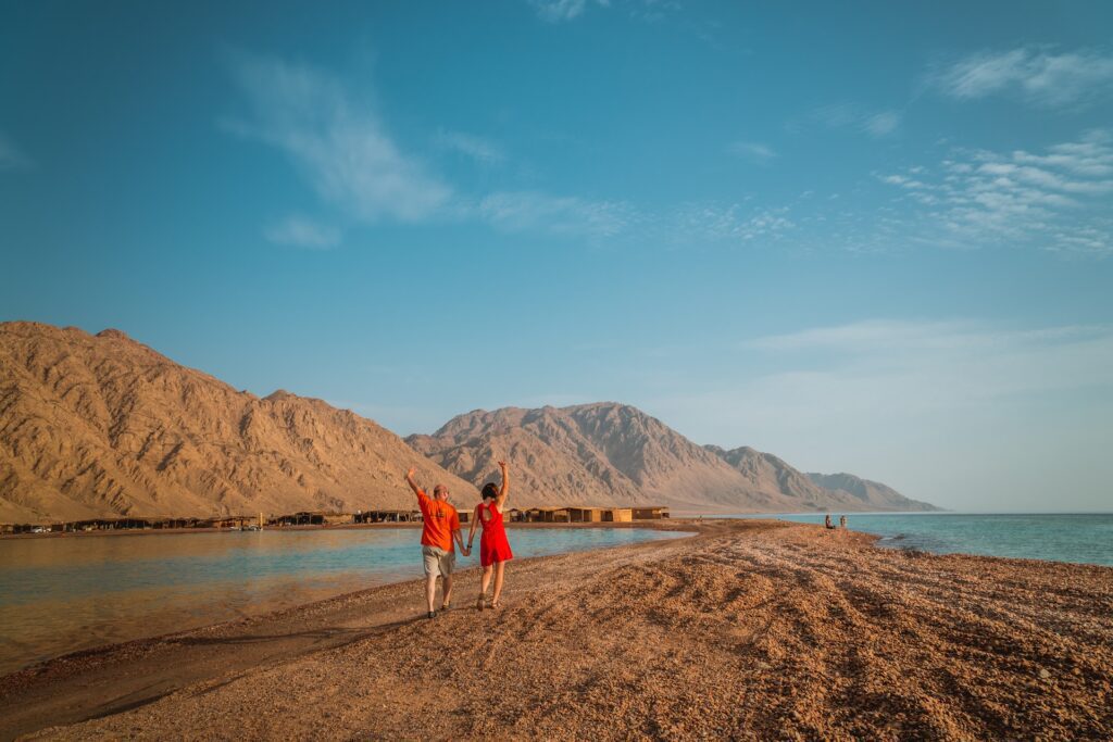 Ein Paar am Strand, Sinai-Halbinsel, Ägypten