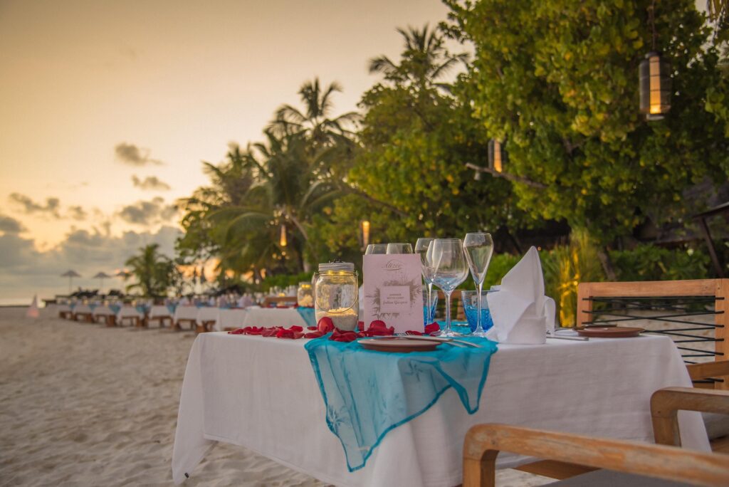 romantisches Dinner am Strand auf den Malediven